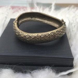 Lia Sophia Jewelry - Lia Sophia amazing bangle bracelet in excellent Lia Sophia Jewelry - Lia Sophia amazing bangle bracelet in excellent